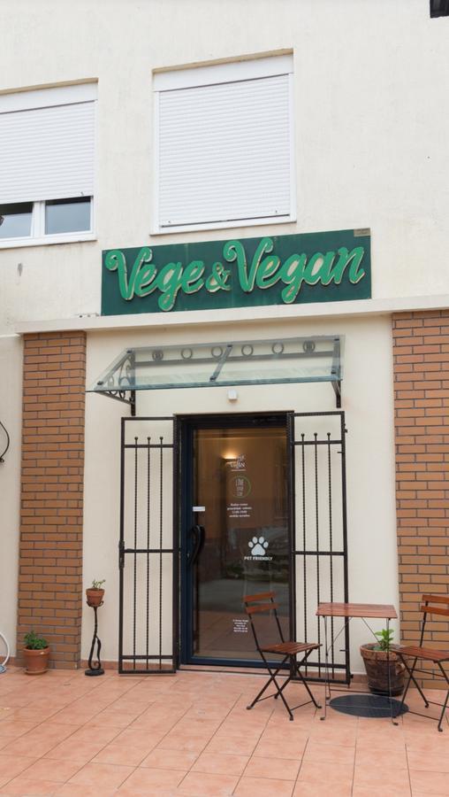 Vege&Vegan Restaurant&Accommodation Novi Sad Esterno foto